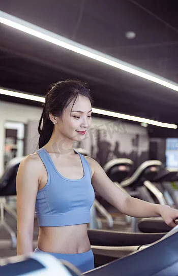 女生在健身房跑步机上运动的竖屏画面